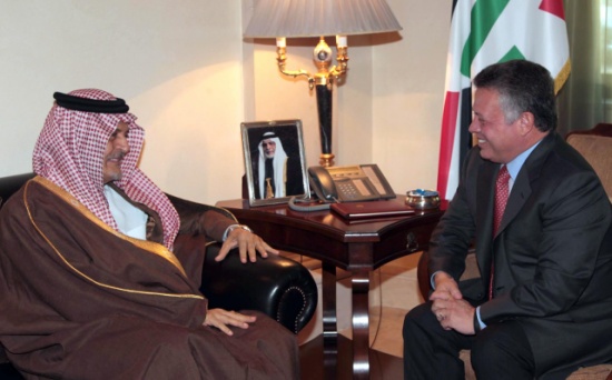 الملك يبحث مع وزير الخارجية السعودي علاقات التعاون بين البلدين